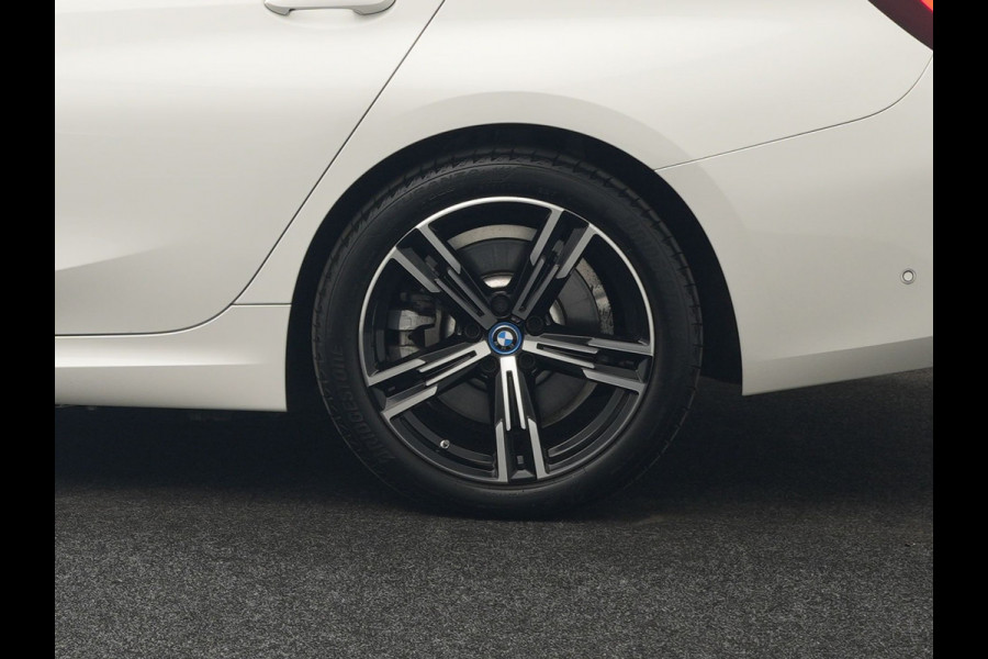 BMW 3 Serie Touring 320e M Sport FACELIFT PHEV 204pk Dealer O.H | Trekhaak Af Fabriek | Adaptive Cruise | Widescreen Navi | Head Up | Alcantara Sportstoelen Verwarmd | Camera & Parkassist | Apple Carplay | Plug In Hybrid