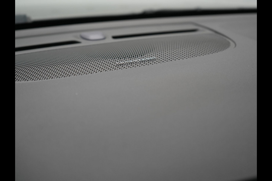 Volvo XC40 T4 Plus Bright PHEV 211pk Dealer O.H. | Adaptive Cruise | Camera | Sportstoelen Memory & Verwarmd | Harman / Kardon | Stuur Verwarmd | Apple Carplay | Keyless | Navigatie | DAB | Plug In Hybrid