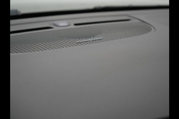 Volvo XC40 T4 Plus Bright PHEV 211pk Dealer O.H. | Adaptive Cruise | Camera | Sportstoelen Memory & Verwarmd | Harman / Kardon | Stuur Verwarmd | Apple Carplay | Keyless | Navigatie | DAB | Plug In Hybrid