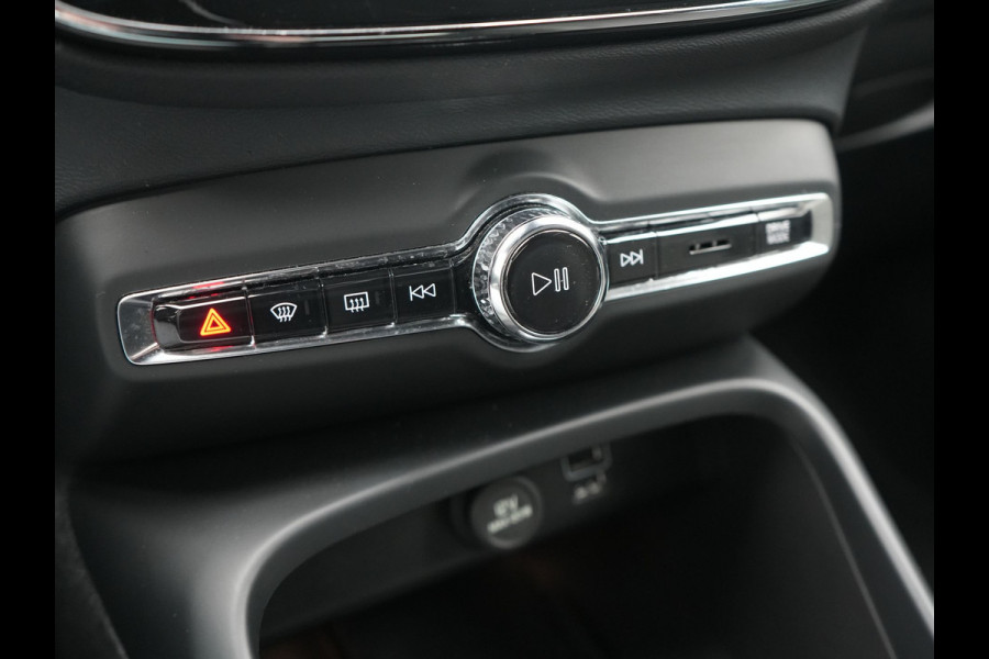 Volvo XC40 T4 Plus Bright PHEV 211pk Dealer O.H. | Adaptive Cruise | Camera | Sportstoelen Memory & Verwarmd | Harman / Kardon | Stuur Verwarmd | Apple Carplay | Keyless | Navigatie | DAB | Plug In Hybrid