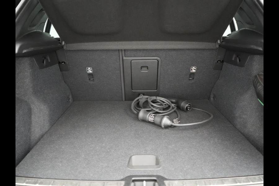 Volvo XC40 T4 Plus Bright PHEV 211pk Dealer O.H. | Adaptive Cruise | Camera | Sportstoelen Memory & Verwarmd | Harman / Kardon | Stuur Verwarmd | Apple Carplay | Keyless | Navigatie | DAB | Plug In Hybrid