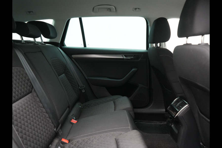 Škoda Superb Combi 1.4 TSI iV Business Edition PHEV 218pk Dealer O.H | Trekhaak af Fabriek | Crystal LED | Keyless | Apple Carplay | Sportstoelen Verwarmd | Cruise Control | 17"L.M | Plug In Hybrid
