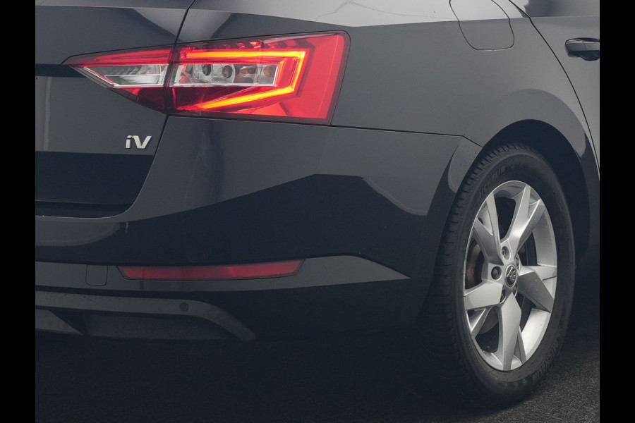 Škoda Superb Combi 1.4 TSI iV Business Edition PHEV 218pk Dealer O.H | Trekhaak af Fabriek | Crystal LED | Keyless | Apple Carplay | Sportstoelen Verwarmd | Cruise Control | 17"L.M | Plug In Hybrid