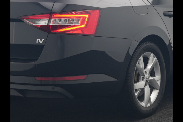 Škoda Superb Combi 1.4 TSI iV Business Edition PHEV 218pk Dealer O.H | Trekhaak af Fabriek | Crystal LED | Keyless | Apple Carplay | Sportstoelen Verwarmd | Cruise Control | 17"L.M | Plug In Hybrid
