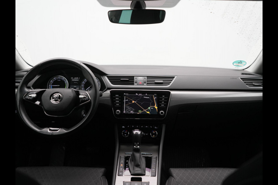 Škoda Superb Combi 1.4 TSI iV Business Edition PHEV 218pk Dealer O.H | Trekhaak af Fabriek | Crystal LED | Keyless | Apple Carplay | Sportstoelen Verwarmd | Cruise Control | 17"L.M | Plug In Hybrid
