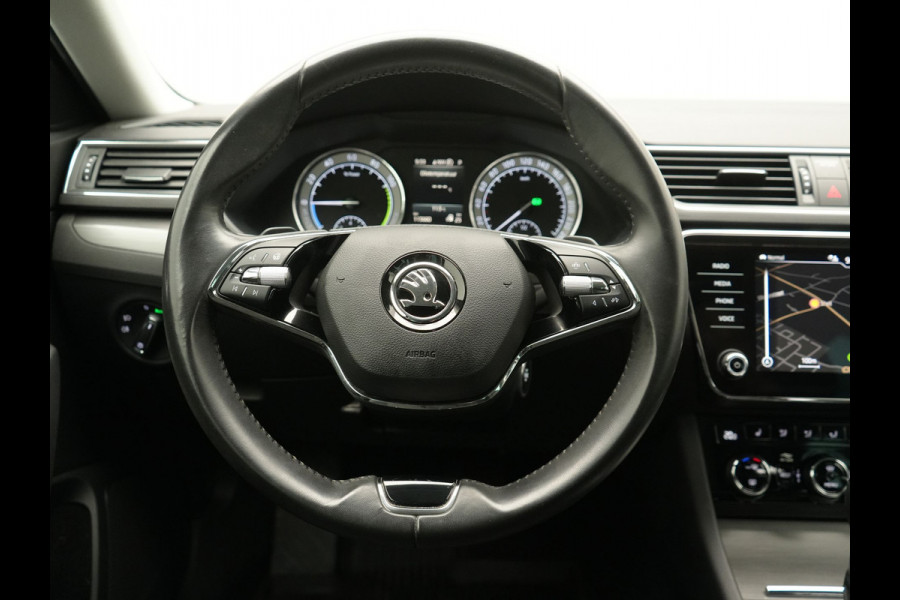 Škoda Superb Combi 1.4 TSI iV Business Edition PHEV 218pk Dealer O.H | Trekhaak af Fabriek | Crystal LED | Keyless | Apple Carplay | Sportstoelen Verwarmd | Cruise Control | 17"L.M | Plug In Hybrid
