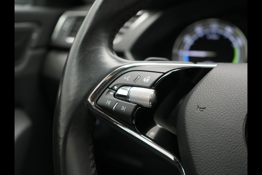 Škoda Superb Combi 1.4 TSI iV Business Edition PHEV 218pk Dealer O.H | Trekhaak af Fabriek | Crystal LED | Keyless | Apple Carplay | Sportstoelen Verwarmd | Cruise Control | 17"L.M | Plug In Hybrid