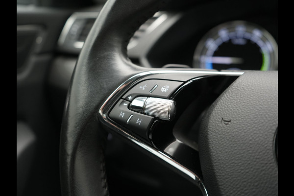 Škoda Superb Combi 1.4 TSI iV Business Edition PHEV 218pk Dealer O.H | Trekhaak af Fabriek | Crystal LED | Keyless | Apple Carplay | Sportstoelen Verwarmd | Cruise Control | 17"L.M | Plug In Hybrid