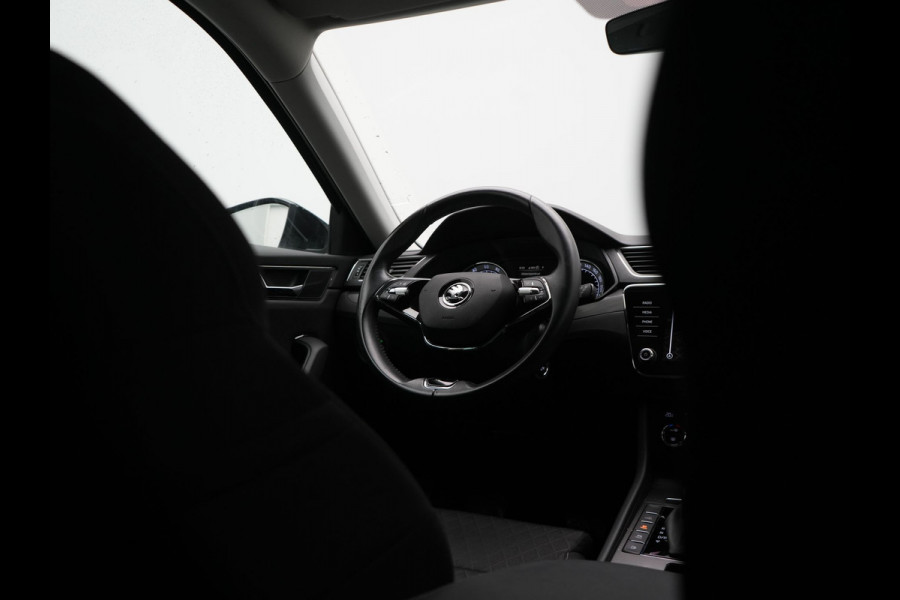 Škoda Superb Combi 1.4 TSI iV Business Edition PHEV 218pk Dealer O.H | Trekhaak af Fabriek | Crystal LED | Keyless | Apple Carplay | Sportstoelen Verwarmd | Cruise Control | 17"L.M | Plug In Hybrid