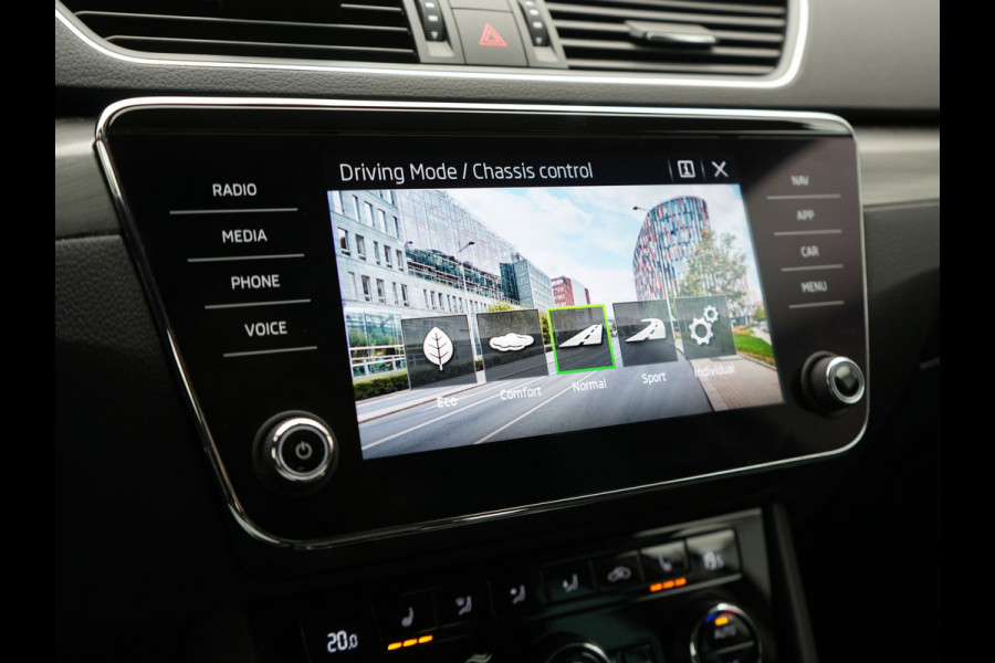 Škoda Superb Combi 1.4 TSI iV Business Edition PHEV 218pk Dealer O.H | Trekhaak af Fabriek | Crystal LED | Keyless | Apple Carplay | Sportstoelen Verwarmd | Cruise Control | 17"L.M | Plug In Hybrid