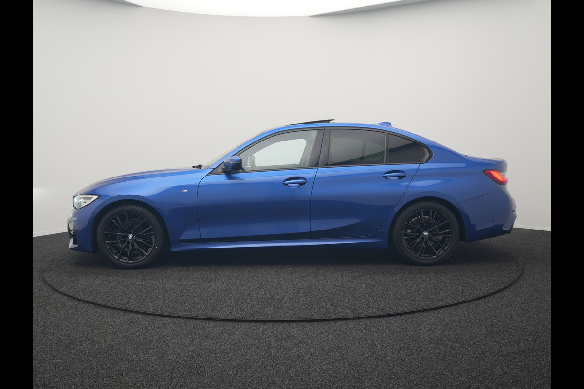 BMW 3 Serie 318i M Sport Shadow 156pk Dealer O.H | Panodak | Alcantara Sportstoelen Verwarmd | Camera & Parkassist | Keyless | Hifi Audio | Apple Carplay | 18"L.M | Sfeerverlichting |