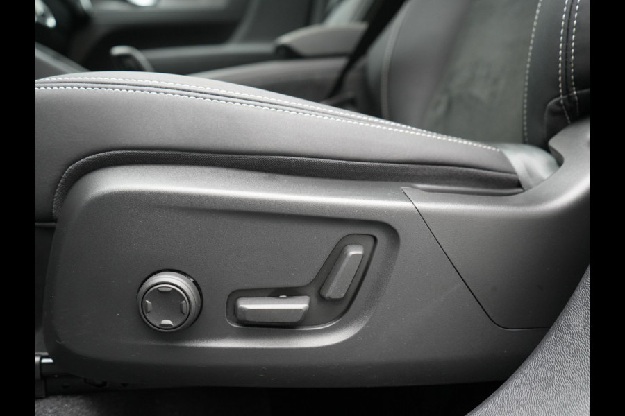 Volvo XC40 T5 Ultimate Dark PHEV 263pk Dealer O.H. | Panodak | Adaptive Cruise | 360 Camera | Harman / Kardon | Alcantara Sportstoelen Memory & Verwarmd | Stuur Verwarmd | Apple Carplay | Keyless | Virtual | Navigatie | DAB | Plug In Hybrid