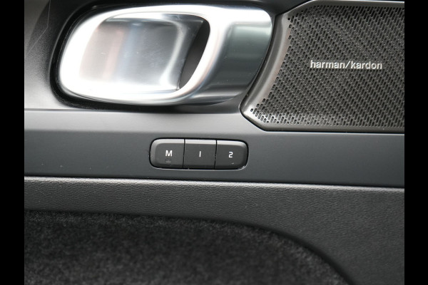 Volvo XC40 T5 Ultimate Dark PHEV 263pk Dealer O.H. | Panodak | Adaptive Cruise | 360 Camera | Harman / Kardon | Alcantara Sportstoelen Memory & Verwarmd | Stuur Verwarmd | Apple Carplay | Keyless | Virtual | Navigatie | DAB | Plug In Hybrid