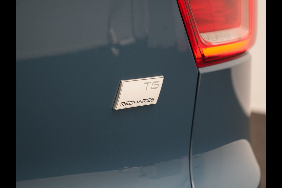 Volvo XC40 T5 Ultimate Dark PHEV 263pk Dealer O.H. | Panodak | Adaptive Cruise | 360 Camera | Harman / Kardon | Alcantara Sportstoelen Memory & Verwarmd | Stuur Verwarmd | Apple Carplay | Keyless | Virtual | Navigatie | DAB | Plug In Hybrid
