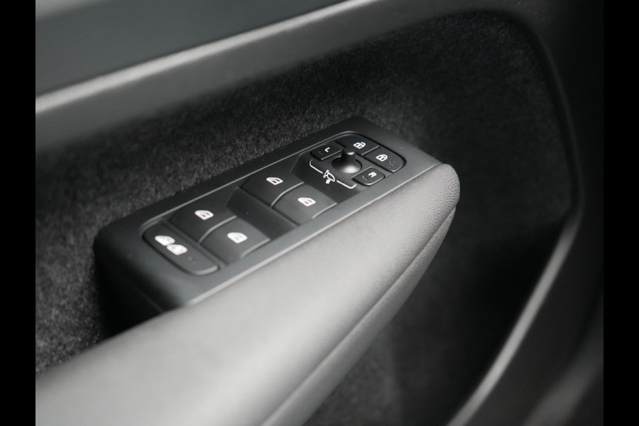 Volvo XC40 T5 Ultimate Dark PHEV 263pk Dealer O.H. | Panodak | Adaptive Cruise | 360 Camera | Harman / Kardon | Alcantara Sportstoelen Memory & Verwarmd | Stuur Verwarmd | Apple Carplay | Keyless | Virtual | Navigatie | DAB | Plug In Hybrid