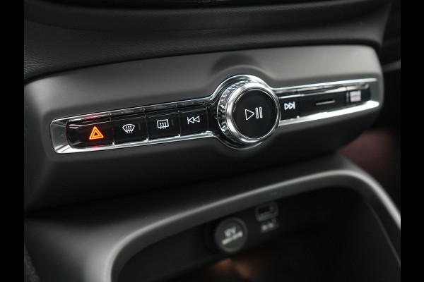 Volvo XC40 T5 Ultimate Dark PHEV 263pk Dealer O.H. | Panodak | Adaptive Cruise | 360 Camera | Harman / Kardon | Alcantara Sportstoelen Memory & Verwarmd | Stuur Verwarmd | Apple Carplay | Keyless | Virtual | Navigatie | DAB | Plug In Hybrid