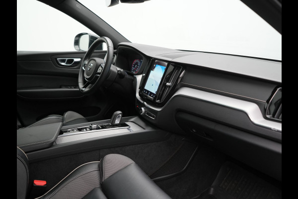 Volvo XC60 Recharge T8 AWD R-Design PHEV 391pk Dealer O.H. | Panodak | Luchtvering | Head Up | Camera | Harman & Kardon | Sportstoelen Memory & Verwarmd | 21"L.M | Apple Carplay | Keyless | Blis | Virtual | Navigatie | DAB | Plug In Hybrid