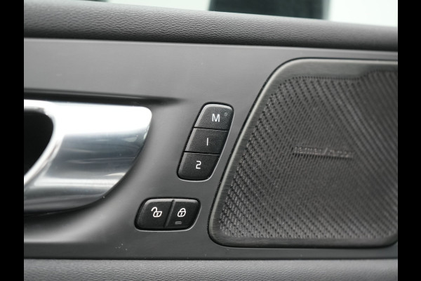 Volvo XC60 Recharge T8 AWD R-Design PHEV 391pk Dealer O.H. | Panodak | Luchtvering | Head Up | Camera | Harman & Kardon | Sportstoelen Memory & Verwarmd | 21"L.M | Apple Carplay | Keyless | Blis | Virtual | Navigatie | DAB | Plug In Hybrid