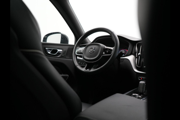 Volvo XC60 Recharge T8 AWD R-Design PHEV 391pk Dealer O.H. | Panodak | Luchtvering | Head Up | Camera | Harman & Kardon | Sportstoelen Memory & Verwarmd | 21"L.M | Apple Carplay | Keyless | Blis | Virtual | Navigatie | DAB | Plug In Hybrid