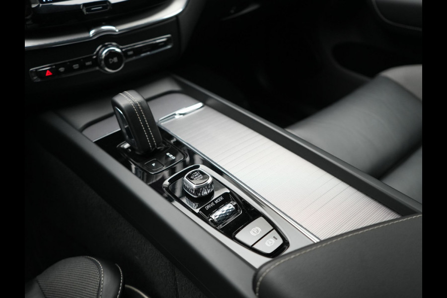 Volvo XC60 Recharge T8 AWD R-Design PHEV 391pk Dealer O.H. | Panodak | Luchtvering | Head Up | Camera | Harman & Kardon | Sportstoelen Memory & Verwarmd | 21"L.M | Apple Carplay | Keyless | Blis | Virtual | Navigatie | DAB | Plug In Hybrid