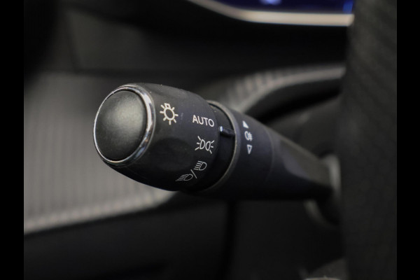 Peugeot 208 1.2 PureTech GT-line (APPLE CARPLAY,CAMERA,LED,NAVI,CRUISE,CLIMATE,SPORTSTOELEN,GETINT,LM VELGEN,NETTESTAAT)