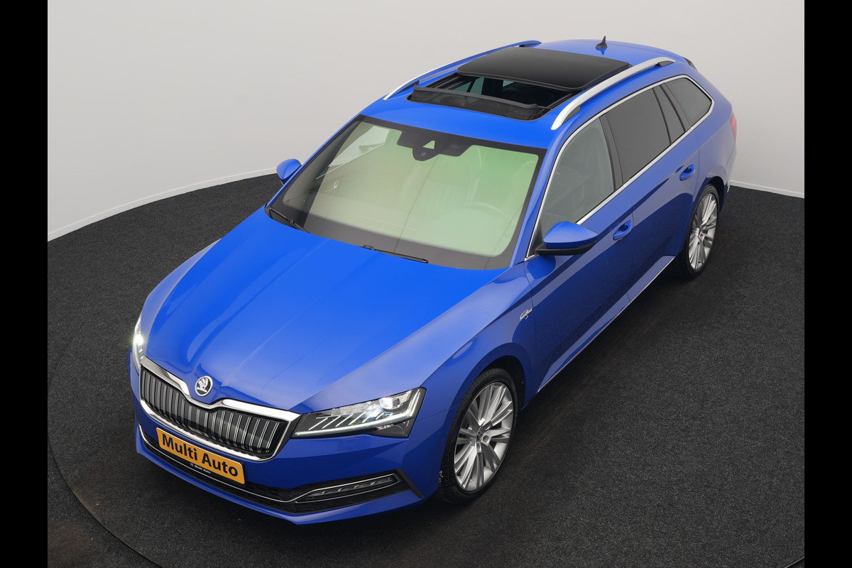Škoda Superb Combi 1.4 TSI iV Laurin & Klemet PHEV 218pk Dealer O.H. | Trekhaak Af Fabriek | Panodak | Adaptive Cruise | 360 Camera | Lederen Sportstoelen Ventilatie & Memory & Massage | Canton Audio | Crystal LED | Stuur Verwarmd | Sfeerverlichting | Plug In