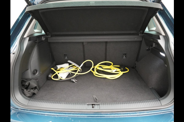 Volkswagen Tiguan 1.4 eHybrid PHEV 245pk Dealer O.H. | Adaptive Cruise | 360 Camera | IQ Light | Voorstoelen & Stuur Verwarmd | Sfeerverlichting | Apple Carplay | Virtual | Keyless | Blis | Navigatie | DAB | Plug In Hybrid