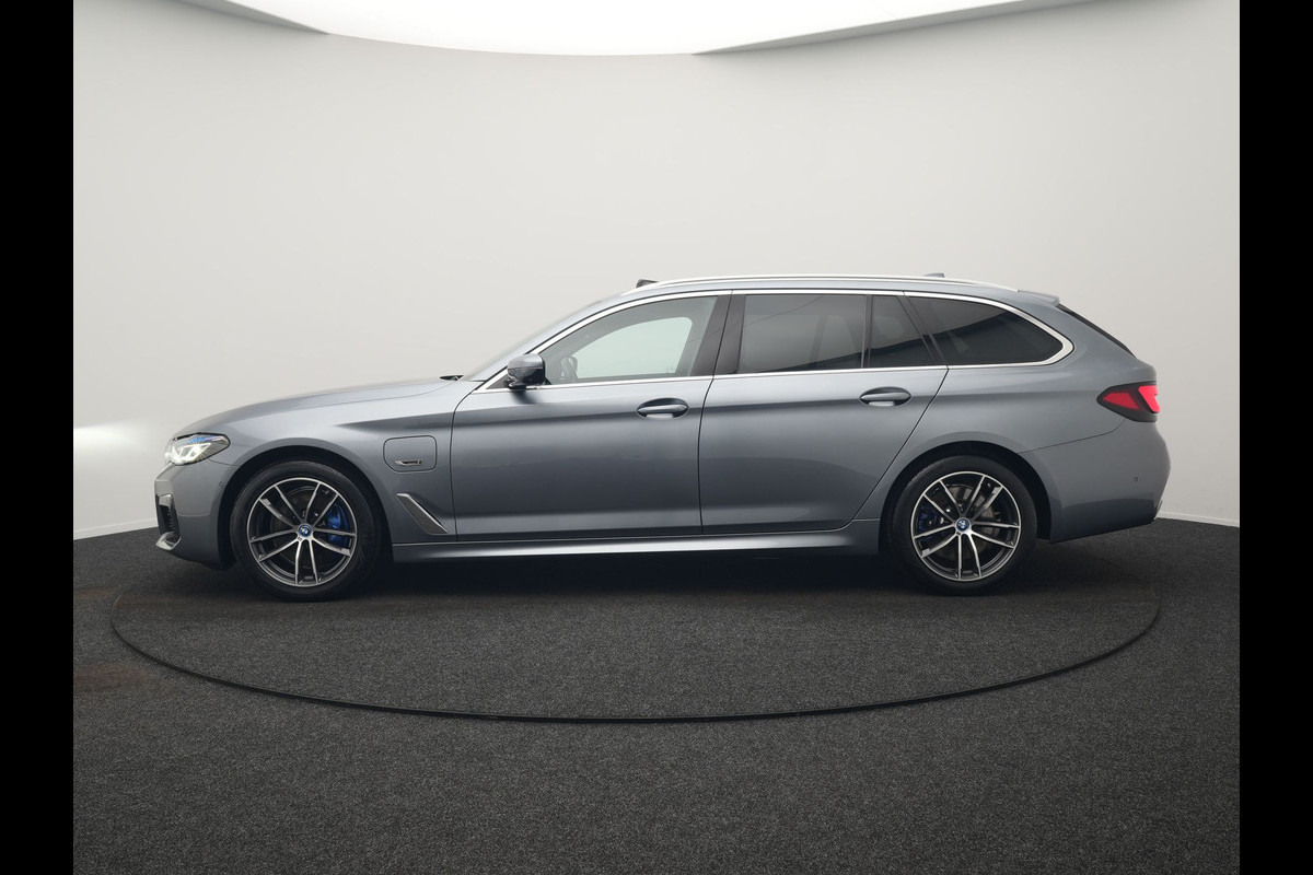 BMW 5 Serie Touring 530e xDrive M Sport PHEV 293pk Dealer O.H. | Panodak | Head Up | Laser LED | 360 Camera | Harman & Kardon | Sfeerverlichting | Alcantara Sportstoelen Verwarmd | Keyless | Blis | Virtual | Navigatie | DAB | Plug In Hybrid