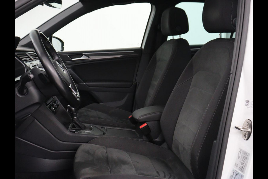 Volkswagen Tiguan 1.4 TSI R Line | Panoramadak | Stoelverwarming | LED Plus | Trekhaak | Camera | Keyless | 20'' | Adaptive cruise | Virtual Cockpit | Navigatie | Park Assist | DAB | Climate control | Getint glas