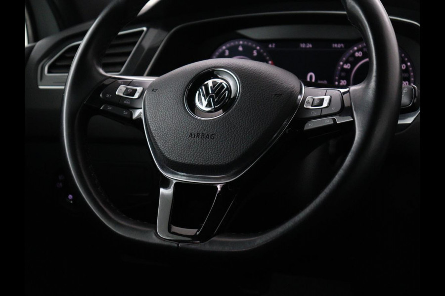 Volkswagen Tiguan 1.4 TSI R Line | Panoramadak | Stoelverwarming | LED Plus | Trekhaak | Camera | Keyless | 20'' | Adaptive cruise | Virtual Cockpit | Navigatie | Park Assist | DAB | Climate control | Getint glas