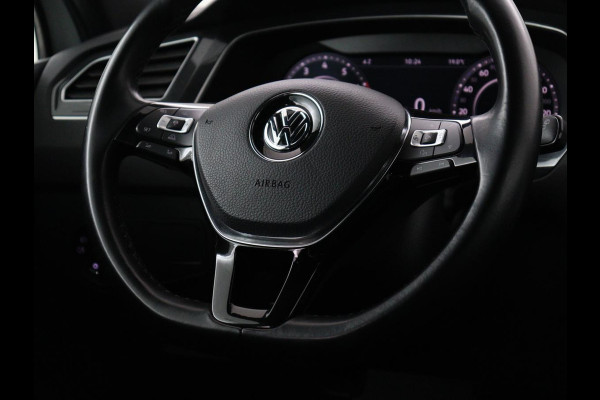 Volkswagen Tiguan 1.4 TSI R Line | Panoramadak | Stoelverwarming | LED Plus | Trekhaak | Camera | Keyless | 20'' | Adaptive cruise | Virtual Cockpit | Navigatie | Park Assist | DAB | Climate control | Getint glas