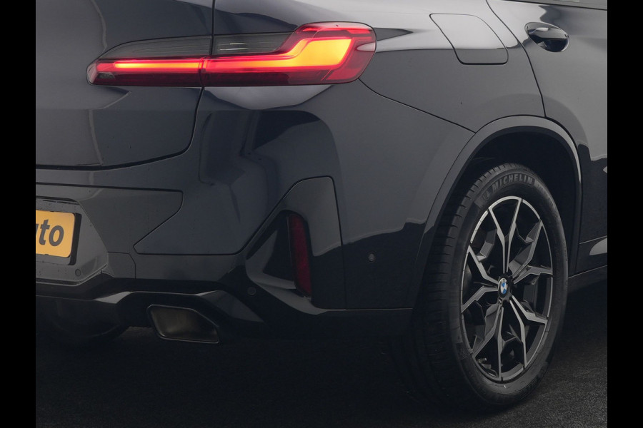 BMW X4 xDrive20i M Sport 184pk Dealer O.H. Carbon Schwarz Metallic | Adaptive Cruise | Camera | Sfeerverlichting | Lederen Sportstoelen Verwarmd | Apple Carplay | Virtual Cockpit | Navigatie | DAB | 19"L.M |