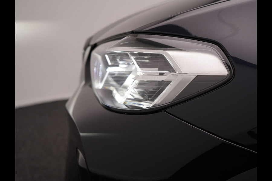 BMW X4 xDrive20i M Sport 184pk Dealer O.H. Carbon Schwarz Metallic | Adaptive Cruise | Camera | Sfeerverlichting | Lederen Sportstoelen Verwarmd | Apple Carplay | Virtual Cockpit | Navigatie | DAB | 19"L.M |