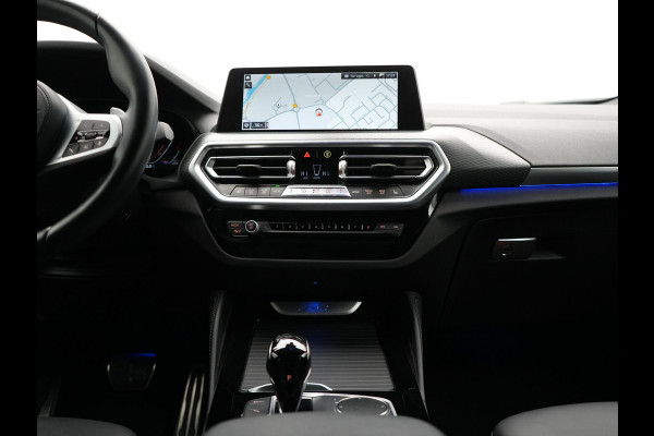 BMW X4 xDrive20i M Sport 184pk Dealer O.H. Carbon Schwarz Metallic | Adaptive Cruise | Camera | Sfeerverlichting | Lederen Sportstoelen Verwarmd | Apple Carplay | Virtual Cockpit | Navigatie | DAB | 19"L.M |