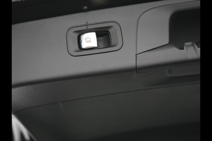 Mercedes-Benz GLC 300e 4MATIC Premium Plug In Hybrid 320pk Dealer O.H. PHEV | Trekhaak Af Fabriek | Panodak | Camera | Lederen Sportstoelen Verwarmd | Sfeerverlichting | Apple Carplay | Sidesteps | Navigatie | DAB |