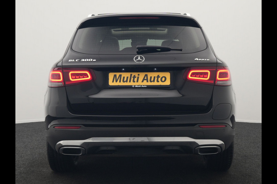 Mercedes-Benz GLC 300e 4MATIC Premium Plug In Hybrid 320pk Dealer O.H. PHEV | Trekhaak Af Fabriek | Panodak | Camera | Lederen Sportstoelen Verwarmd | Sfeerverlichting | Apple Carplay | Sidesteps | Navigatie | DAB |
