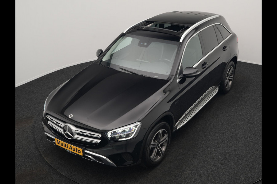 Mercedes-Benz GLC 300e 4MATIC Premium Plug In Hybrid 320pk Dealer O.H. PHEV | Trekhaak Af Fabriek | Panodak | Camera | Lederen Sportstoelen Verwarmd | Sfeerverlichting | Apple Carplay | Sidesteps | Navigatie | DAB |
