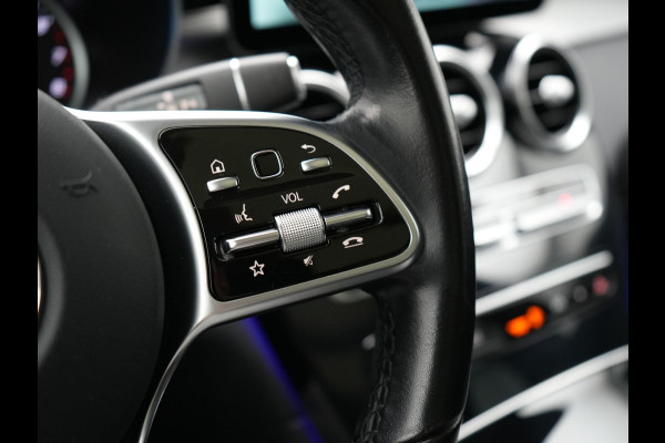 Mercedes-Benz GLC 300e 4MATIC Premium Plug In Hybrid 320pk Dealer O.H. PHEV | Trekhaak Af Fabriek | Panodak | Camera | Lederen Sportstoelen Verwarmd | Sfeerverlichting | Apple Carplay | Sidesteps | Navigatie | DAB |