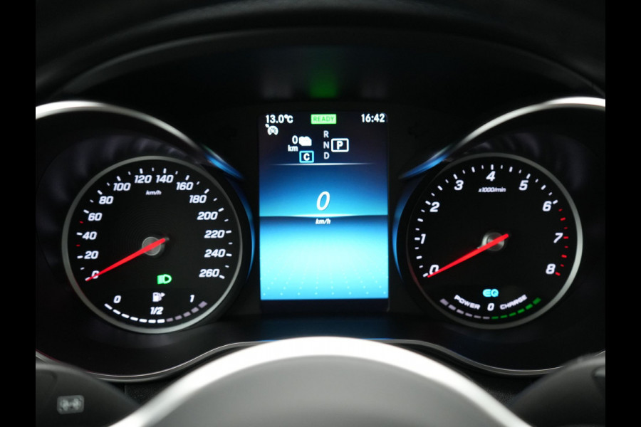 Mercedes-Benz GLC 300e 4MATIC Premium Plug In Hybrid 320pk Dealer O.H. PHEV | Trekhaak Af Fabriek | Panodak | Camera | Lederen Sportstoelen Verwarmd | Sfeerverlichting | Apple Carplay | Sidesteps | Navigatie | DAB |