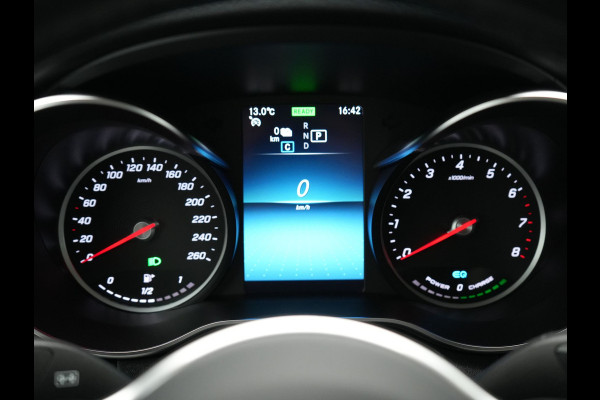 Mercedes-Benz GLC 300e 4MATIC Premium Plug In Hybrid 320pk Dealer O.H. PHEV | Trekhaak Af Fabriek | Panodak | Camera | Lederen Sportstoelen Verwarmd | Sfeerverlichting | Apple Carplay | Sidesteps | Navigatie | DAB |