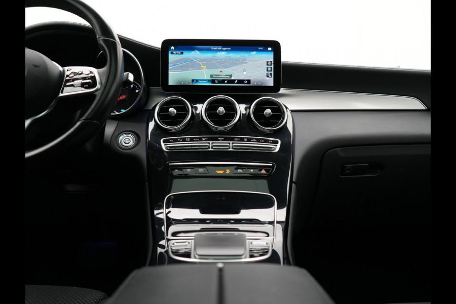 Mercedes-Benz GLC 300e 4MATIC Premium Plug In Hybrid 320pk Dealer O.H. PHEV | Trekhaak Af Fabriek | Panodak | Camera | Lederen Sportstoelen Verwarmd | Sfeerverlichting | Apple Carplay | Sidesteps | Navigatie | DAB |