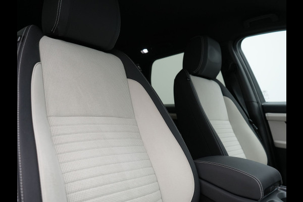 Land Rover Discovery Sport P300e R-Dynamic HSE PHEV 300pk Dealer O.H. | Trekhaak Afn. |  Adaptive Cruise | Camera | Meridian Audio | Alcantara Sportstoelen Memory & Verwarmd | Stuur Verwarmd | Apple Carplay | Keyless | Blis | Navigatie | DAB | Plug In Hybrid