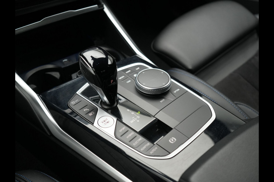 BMW 3-serie 330e M Sport PHEV 293pk Dealer O.H. | Adaptief Onderstel | Sfeerverlichting | Alcantara Sportstoelen Verwarmd | Virtual | Apple Carplay | Navigatie | Cruise Control | DAB | 19"L.M | Plug In Hybrid
