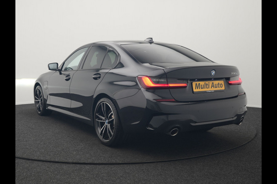 BMW 3-serie 330e M Sport PHEV 293pk Dealer O.H. | Adaptief Onderstel | Sfeerverlichting | Alcantara Sportstoelen Verwarmd | Virtual | Apple Carplay | Navigatie | Cruise Control | DAB | 19"L.M | Plug In Hybrid