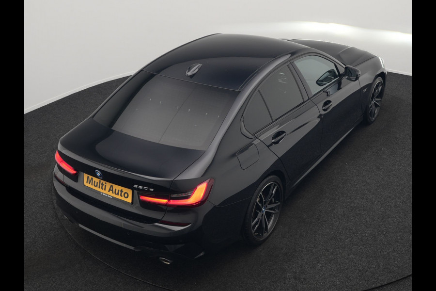 BMW 3-serie 330e M Sport PHEV 293pk Dealer O.H. | Adaptief Onderstel | Sfeerverlichting | Alcantara Sportstoelen Verwarmd | Virtual | Apple Carplay | Navigatie | Cruise Control | DAB | 19"L.M | Plug In Hybrid