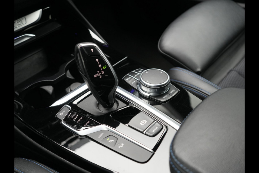 BMW X3 xDrive30e M Sport PHEV 293pk Dealer O.H. | Trekhaak Af Fabriek | Head Up | Camera | Sportstoelen Verwarmd | Apple Carplay | Keyless | Blis | Sfeerverlichting | Virtual | Navigatie | DAB | Plug In Hybrid