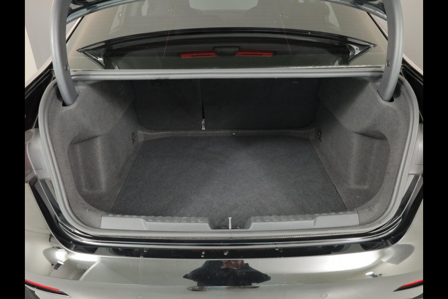 Audi A3 Limousine 30 TFSI Business edition 110 pk S-tronic | Navigatie | Parkeersensoren achter | LED koplampen | Apple Carplay/Android Auto |