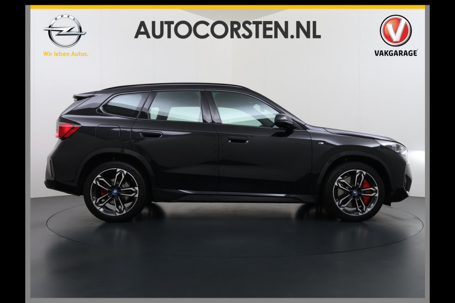 BMW iX1 eDrive20 67kWh M-Sport-Pro Leder/Alcantara Premium 19" LED Connected-Pro Warmtepomp Camera Navi Ecc Pdc 100% SOH Apple Carplay A Standverwarming/koeling Zwarte-Hemel Drive-Assist Elek.Achterklep Lmv Led Isofix DAB Keyless Wifi 1e Eigenaar Origineel Nederlandse Auto Zeer compleet!