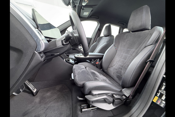 BMW iX1 eDrive20 67kWh M-Sport-Pro Leder/Alcantara Premium 19" LED Connected-Pro Warmtepomp Camera Navi Ecc Pdc 100% SOH Apple Carplay A Standverwarming/koeling Zwarte-Hemel Drive-Assist Elek.Achterklep Lmv Led Isofix DAB Keyless Wifi 1e Eigenaar Origineel Nederlandse Auto Zeer compleet!