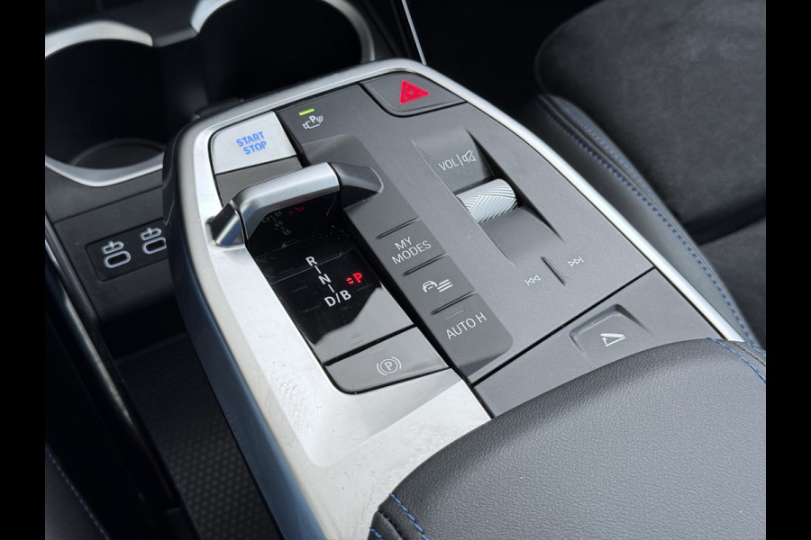 BMW iX1 eDrive20 67kWh M-Sport-Pro Leder/Alcantara Premium 19" LED Connected-Pro Warmtepomp Camera Navi Ecc Pdc 100% SOH Apple Carplay A Standverwarming/koeling Zwarte-Hemel Drive-Assist Elek.Achterklep Lmv Led Isofix DAB Keyless Wifi 1e Eigenaar Origineel Nederlandse Auto Zeer compleet!